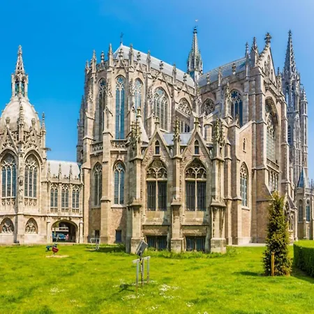 On Seafront Near Casino Apartament