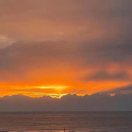 On Seafront Near Casino Apartament *